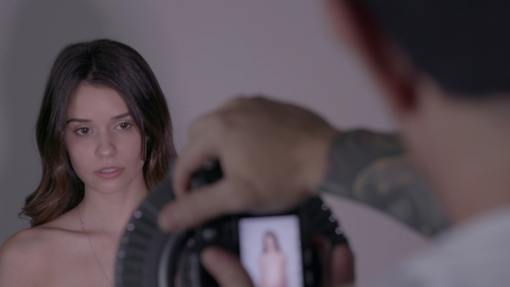 ảnh poster phim Cần tuyển chân dài (Hot Girls Wanted)