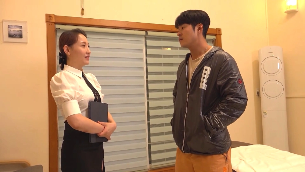 ảnh poster phim Nhân viên bán thời gian phục vụ khách hàng (고객위에옷벗는알바생)