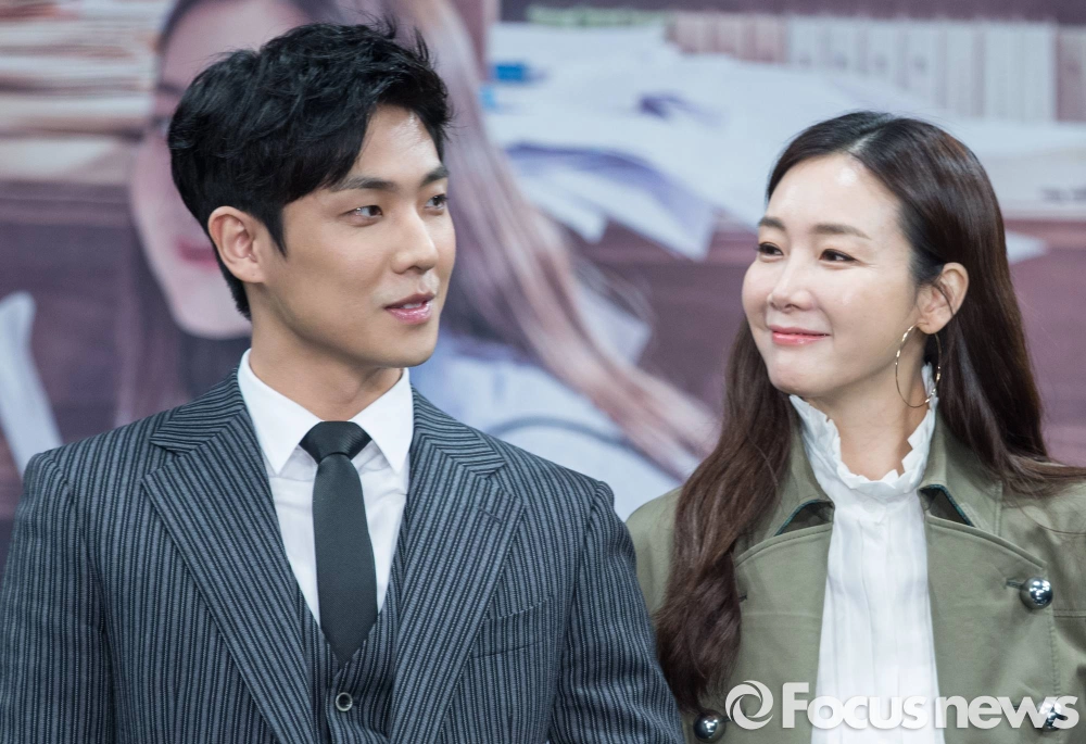 ảnh poster phim Nữ Luật Sư Kỳ Quặc (Woman With A Suitcase)