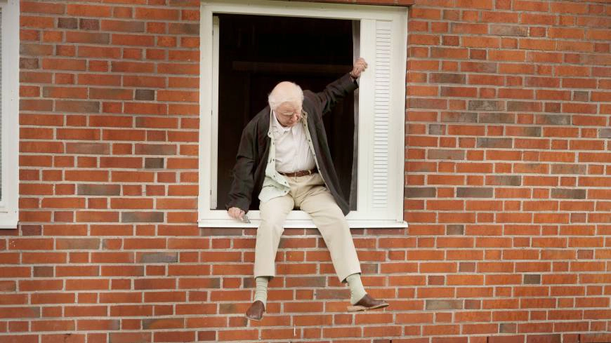 ảnh poster phim Ông Trăm Tuổi Trèo Qua Cửa Sổ Và Biến Mất (The 100 Year-Old Man Who Climbed Out the Window and Disappeared)