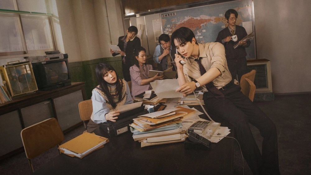 ảnh poster phim Gia Đình Bão Tố