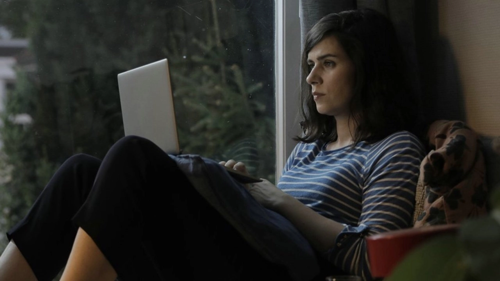 ảnh poster phim Khoảng Cách Giữa Những Dòng Chữ