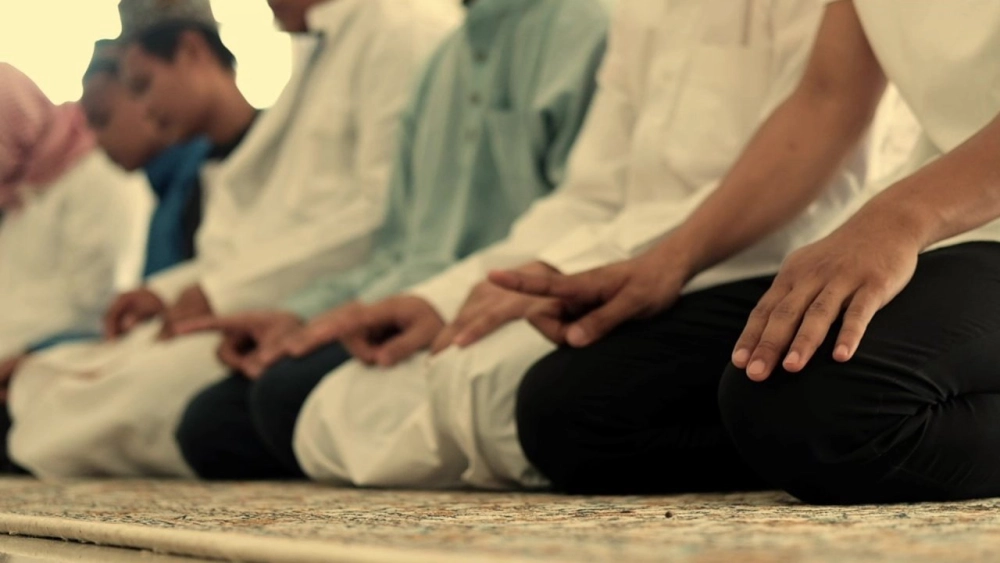 ảnh poster phim Dưới Trăng Lưỡi Liềm