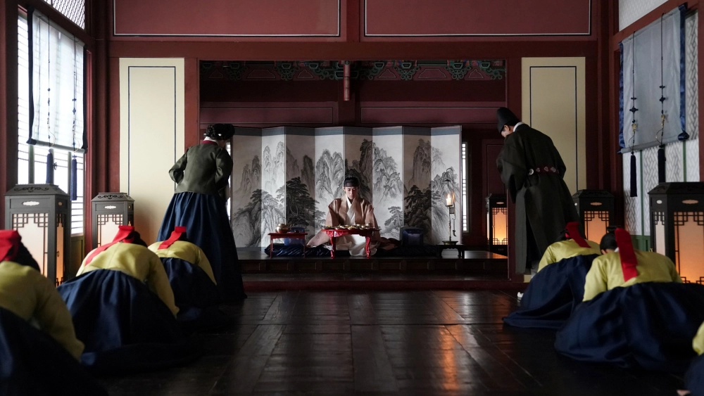 ảnh poster phim Dưới Bóng Điện Hạ